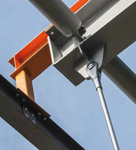Stainless steel rods support the façade’s steelwork