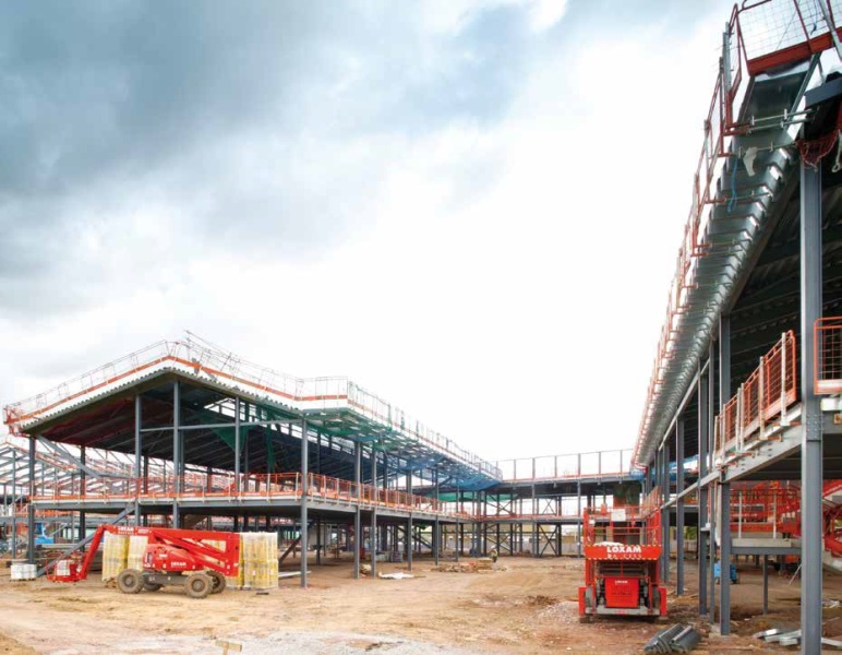 All of the steelwork was
erected in 12 weeks, aiding the neccessary quick construction programme