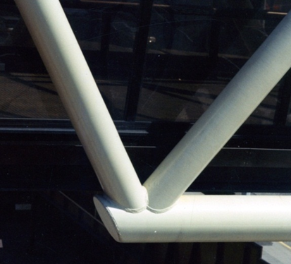 Welded profiled connection between tubular sections in a W-shaped roof truss
