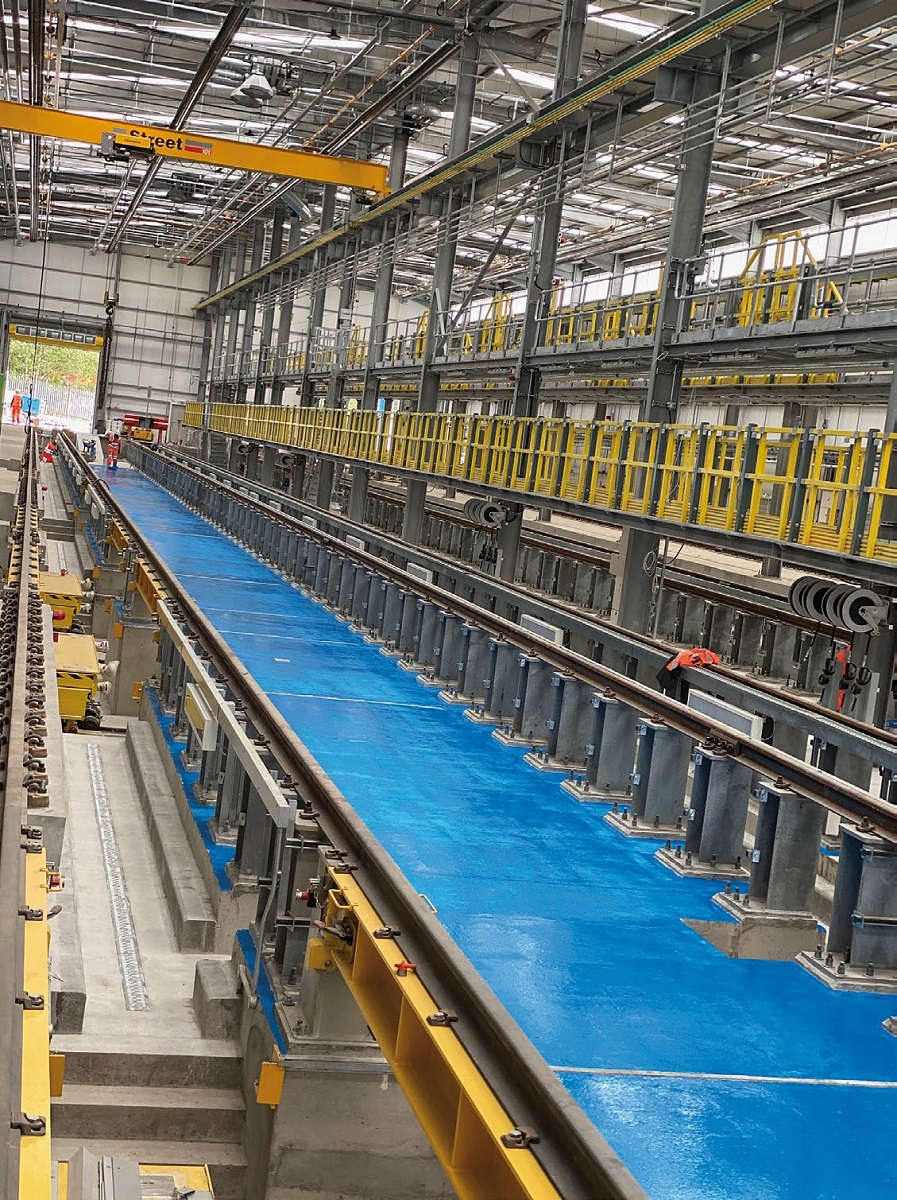 The building accommodates four railway lines and is served by two overhead cranes