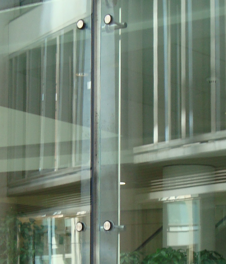Glass fin with bolted fittings