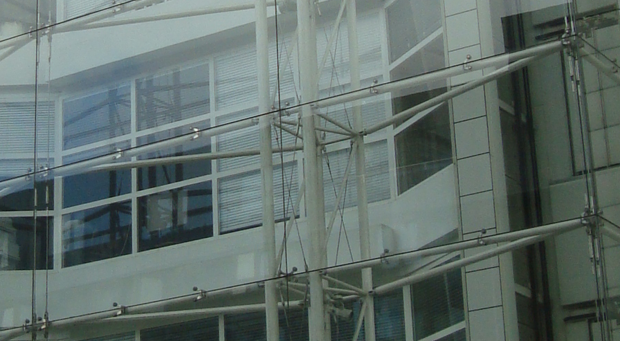 Truss mullions with horizontal arms