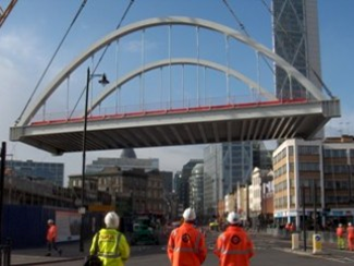 Rapid installation during a road closure Shoreditch High Street bridge (Image courtesy of Mabey Bridge Ltd.)