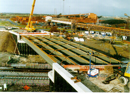 Plan bracing to top flanges Humber Road Bridge