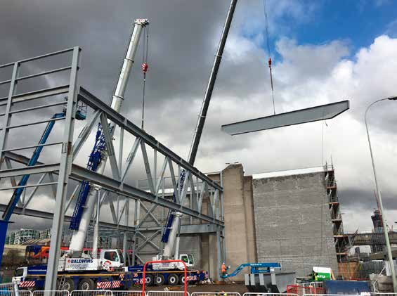 Erecting the recycling centre’s trusses
