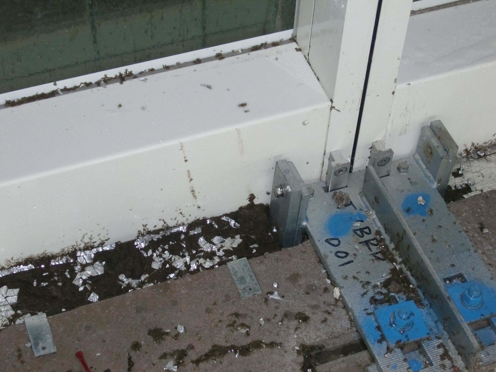 Bracket with slotted holes and serrated washers&lt;br&gt;&#39;&#39;(Image &#169;Yuanda Europe)&#39;&#39;