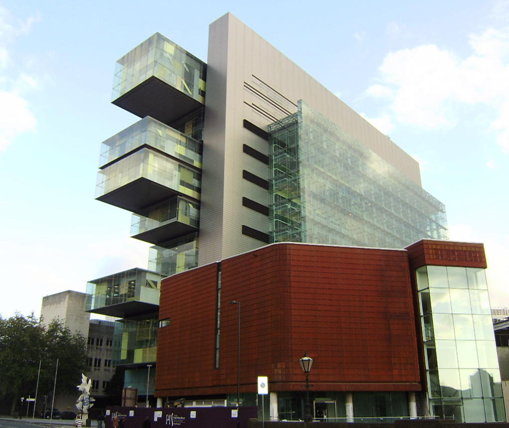 Mixed use of glazed façade system and weathering steel at the Manchester Justice centre