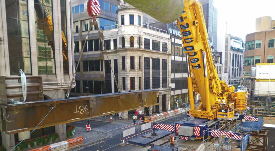 A 38t transfer beam with kentiledge is lifted by a 500t capacity mobile crane